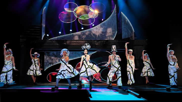 Ann Sophie Dürmeyer (Mata Hari - Popstar) und das Ensemble des Staatstheaters am Gärtnerplatz  ©Foto: Marie-Laure Briane